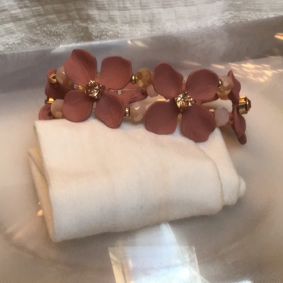 Gorgeous mauve pink floral stretch bracelet - Picture 2 of 3